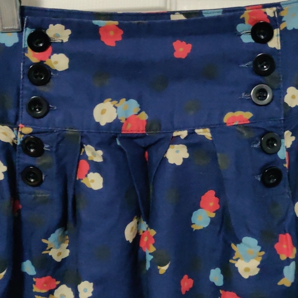 Super cute button front flower and polka dot skirt - Picture 4 of 4